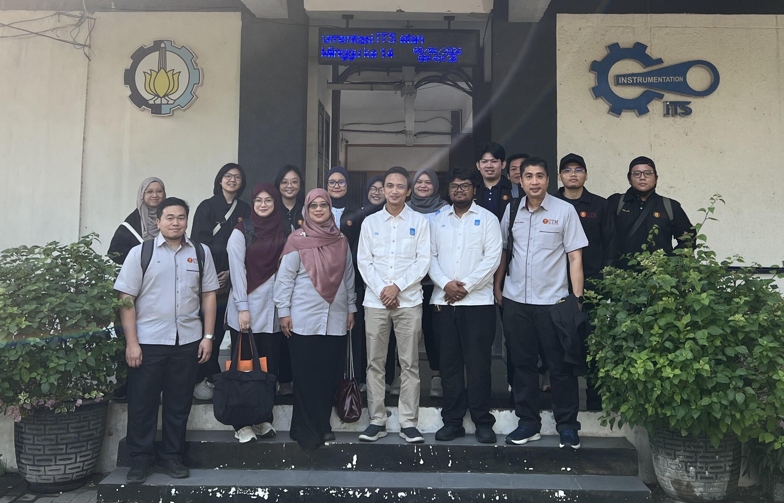 Group photo of the ITS and UTM delegations symbolizing the strengthening of their international partnership.