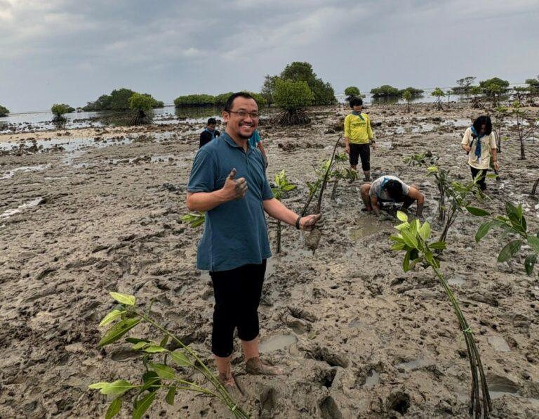 Head of the ITS SDGs and Eco Campus Unit, Danar Guruh Pratomo ST MT PhD, participates in mangrove planting during the Blue Carbon Conservation Cycle (Sibecon) activity in Labuhan Village, Bangkalan.