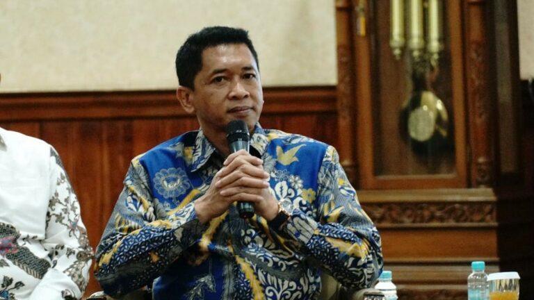 ITS Rector Prof. Dr. (HC) Ir Bambang Pramujati, ST, MScEng, PhD presenting the proposed continuation of cooperation with the City of Saint Petersburg, Russia, regarding the development of high-speed vessel technology.