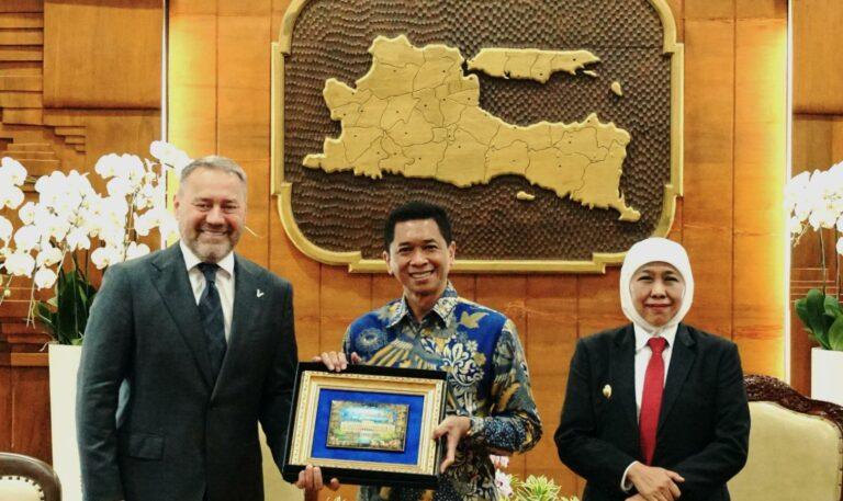 (From left) Chairman of the Legislative Assembly of Saint Petersburg Alexander N. Belsky, ITS Rector Prof. Dr. (HC) Ir Bambang Pramujati, ST, MScEng, PhD, and East Java Governor Khofifah Indar Parawansa following a strategic meeting at the Grahadi State Building, Surabaya