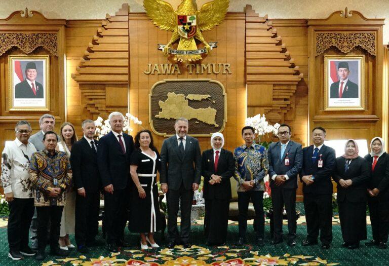 East Java Governor Khofifah Indar Parawansa and her administration hosting ITS leaders and the delegation from Saint Petersburg, Russia, at the Grahadi State Building, Surabaya.