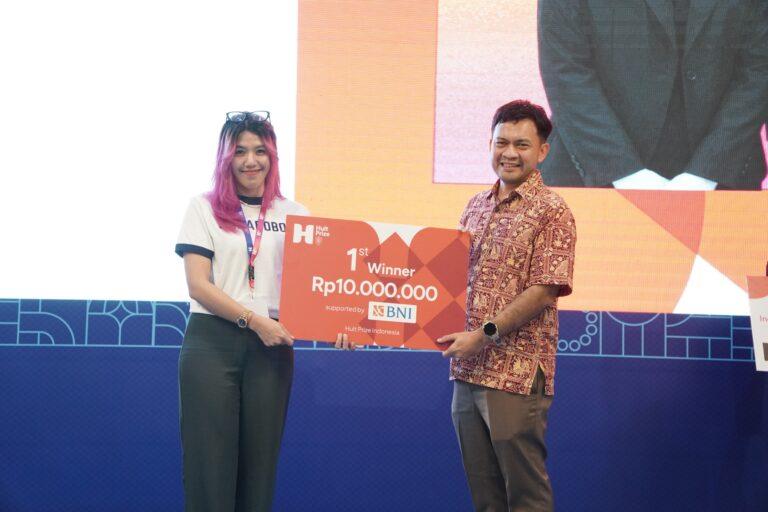 Danya Deluca left master student of electrical engineering at Institut Teknologi Sepuluh Nopember ITS and inventor of Kakarobot screenless robotics teaching kit receiving first place award at Hult Prize Indonesia competition at Bandung Institute of Technology ITB