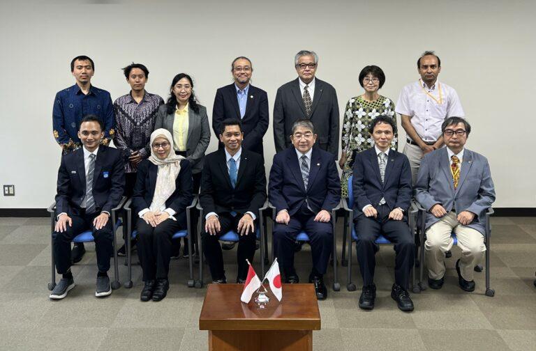 Rector of ITS Prof. Dr. (HC). Ir. Bambang Pramujati, S.T., M.Sc.Eng., Ph.D., IPU, ASEAN Eng. and Rector of Ehime University Prof. Dr. Hiroshige Nishina, together with the delegations from both universities, posed for a photograph as a symbol of reinforcing their strategic partnership.