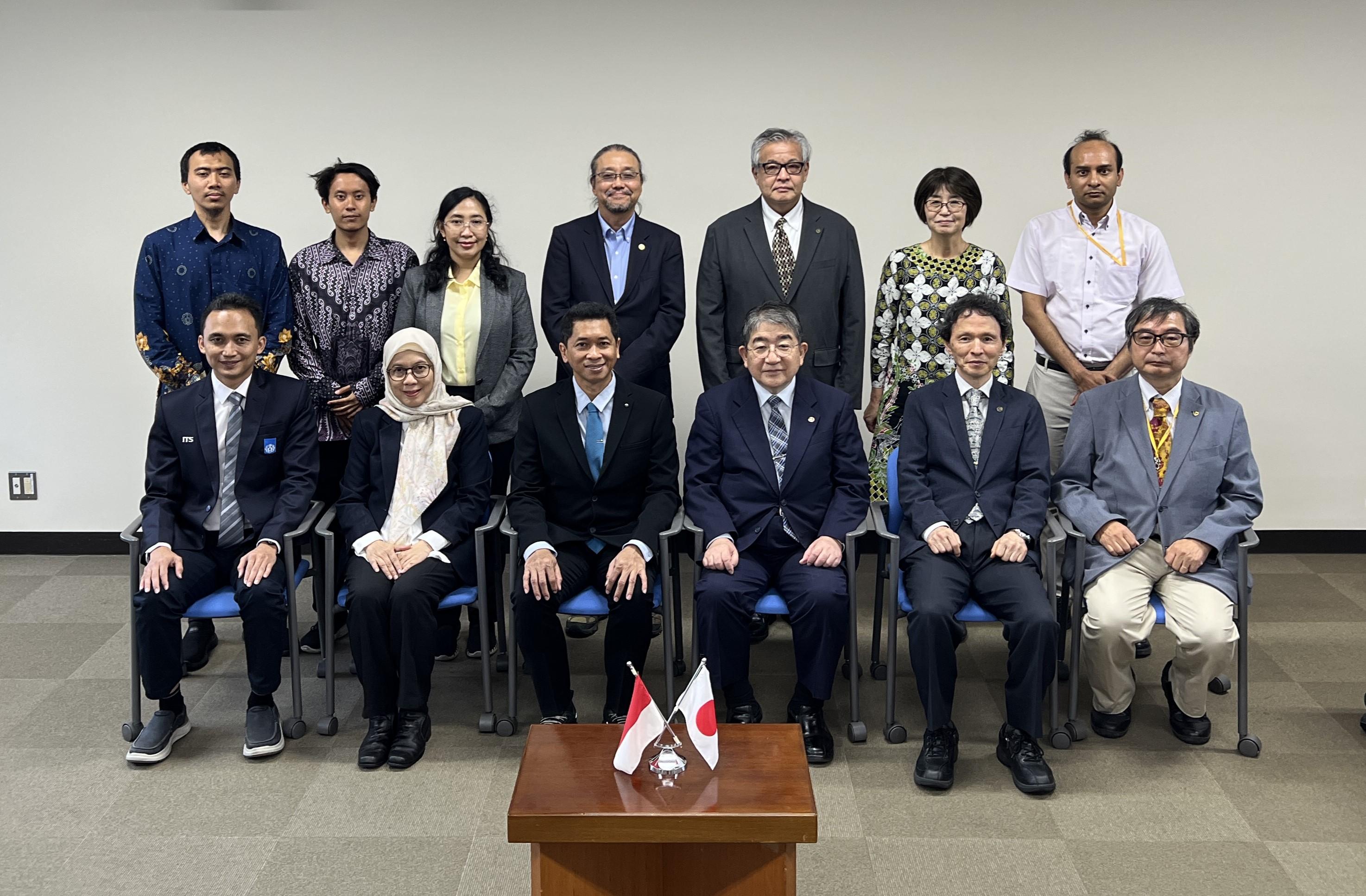 Rector of ITS Prof. Dr. (HC). Ir. Bambang Pramujati, S.T., M.Sc.Eng., Ph.D., IPU, ASEAN Eng. and Rector of Ehime University Prof. Dr. Hiroshige Nishina, together with the delegations from both universities, posed for a photograph as a symbol of reinforcing their strategic partnership.