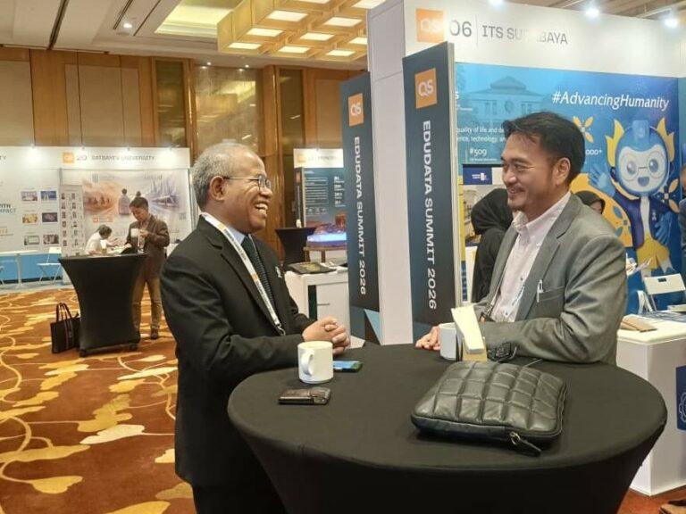Vice Rector III of ITS, Imam Baihaqi, S.T., M.Sc., Ph.D. (left), engaged in discussion with L. Jude Roldan, Manager of Student Recruitment Insights from the University of Sydney, Australia.