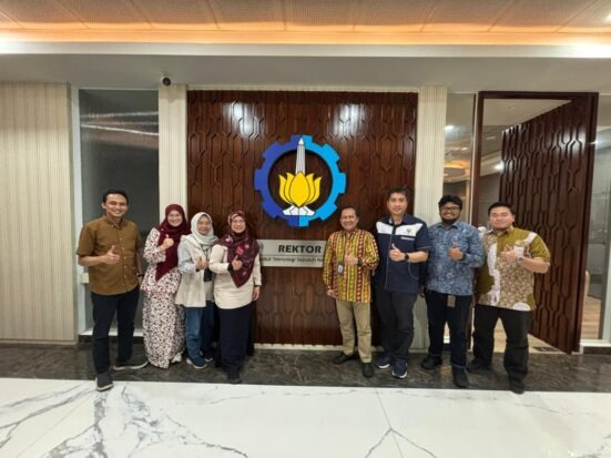 Meeting between delegates from ITS and the UTM International Collaboration Centre to strengthen international cooperation.