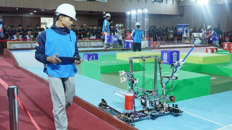Team RICHIE ITS Captain Muhammad Najmi Ihsan controls the Triceratops robot during a Kung Fu Scroll retrieval.