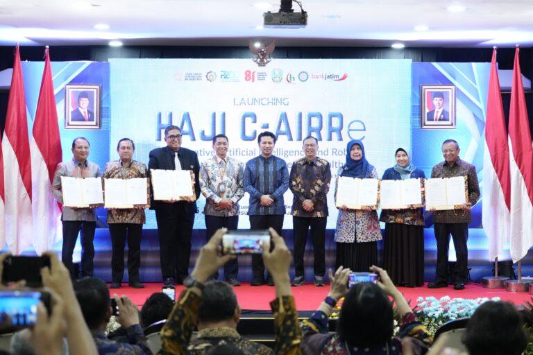 (From left) Dean of FKK Dr. Lukman Hakim, Vice Rector IV Professor Agus Muhamad Hatta, Director of RSUD Haji Surabaya Dr. Tauhid Islamy, ITS Rector Professor Bambang Pramujati, East Java Vice Governor Emil Dardak, alongside UNAIR leadership at the launch of Haji C-AIRRe