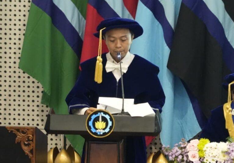 Prof. Dr. Eng. Hosta Ardhyananta, S.T., M.Sc., delivers his scientific oration for his inauguration as ITS's 248th Professor.