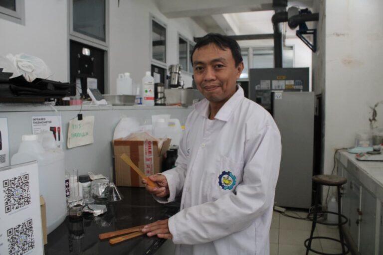 Prof. Dr. Eng. Hosta Ardhyananta, S.T., M.Sc., explains the implementation of lightweight composite materials in drone structures within his research.