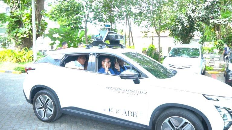 The autonomous vehicle developed by STP ICT and ITS Robotics during a test run with Indonesian Minister of Environment Mohammad Jumhur Hidayat