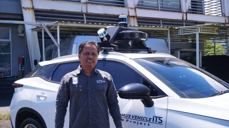 Dr. Rudy Dikairono, S.T., M.T., alongside the autonomous vehicle he developed with the STP ICT and ITS Robotics team