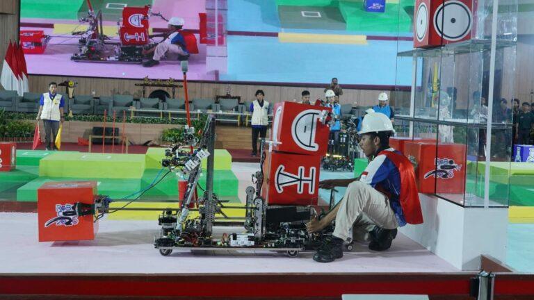 (From left) Muhammad Lukman Hakim, S.T., M.T., supervising lecturer of the ITS ABU Robocon Team, and Muhammad Najmi Ihsan, Team Captain of the ITS ABU Robocon Team, examine technical issues on the robot.
