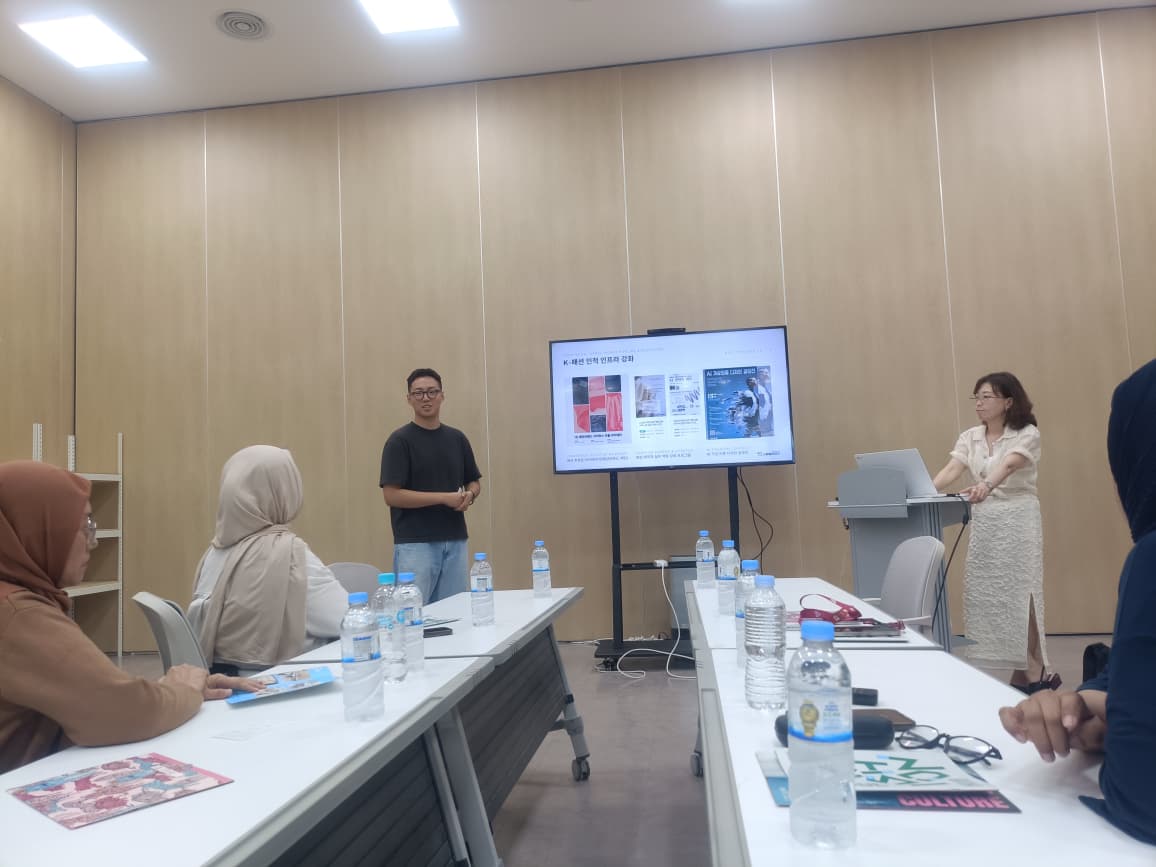 Center Director Lee Hye-In received ITS faculty at Seoul Fashion Hub within Dongdaemun Design Plaza, where they examined how the institution bridges start-ups, designers, and industries in a circular fashion ecosystem.