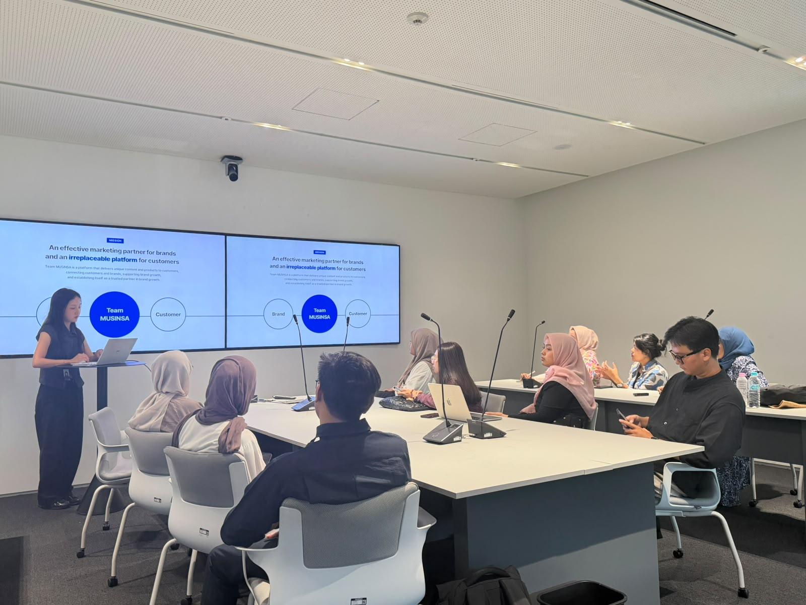 A productive brainstorming session took place between ITS faculty and Musinsa's Environmental Campaign & Branding Strategist, focusing on curriculum integration and start-up business collaboration.