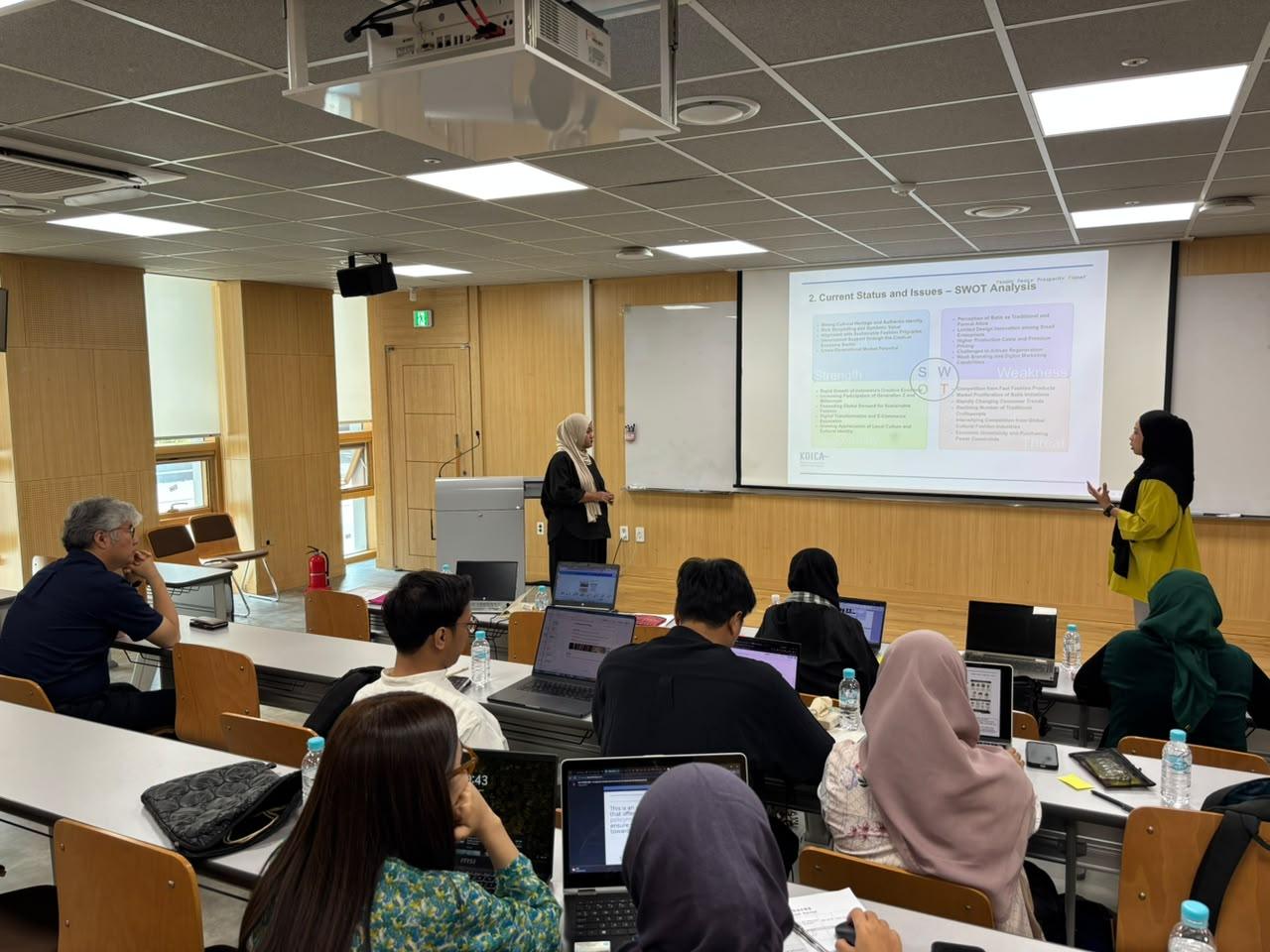 Nurul Idzi Lutvi Putri, S.Ds., M.MT., as the team leader, presented the ongoing collaborative project to initiate further development and joint implementation with international partners.