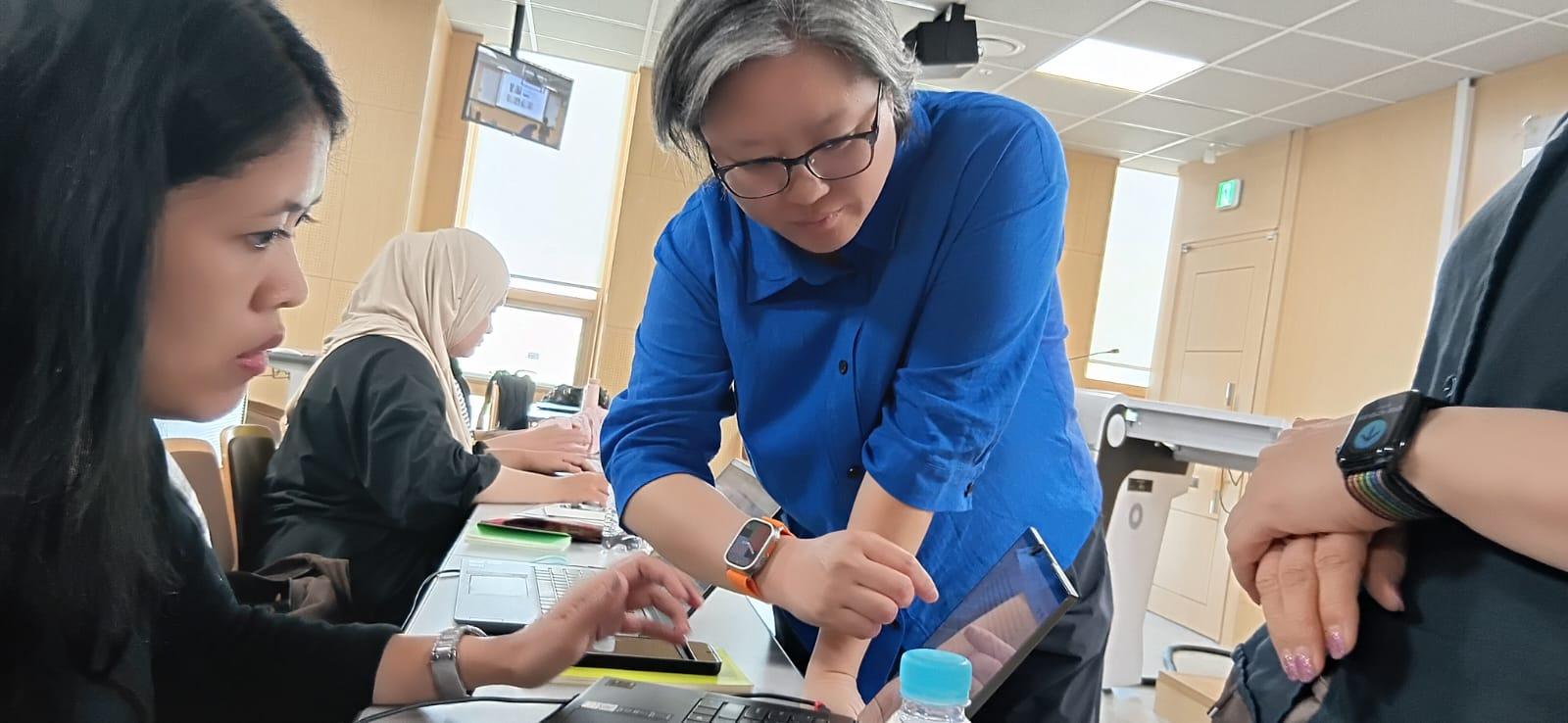 Dr. Che Jinsuk conducted a session examining the integration of artificial intelligence technologies in the creative processes of art and fashion design.