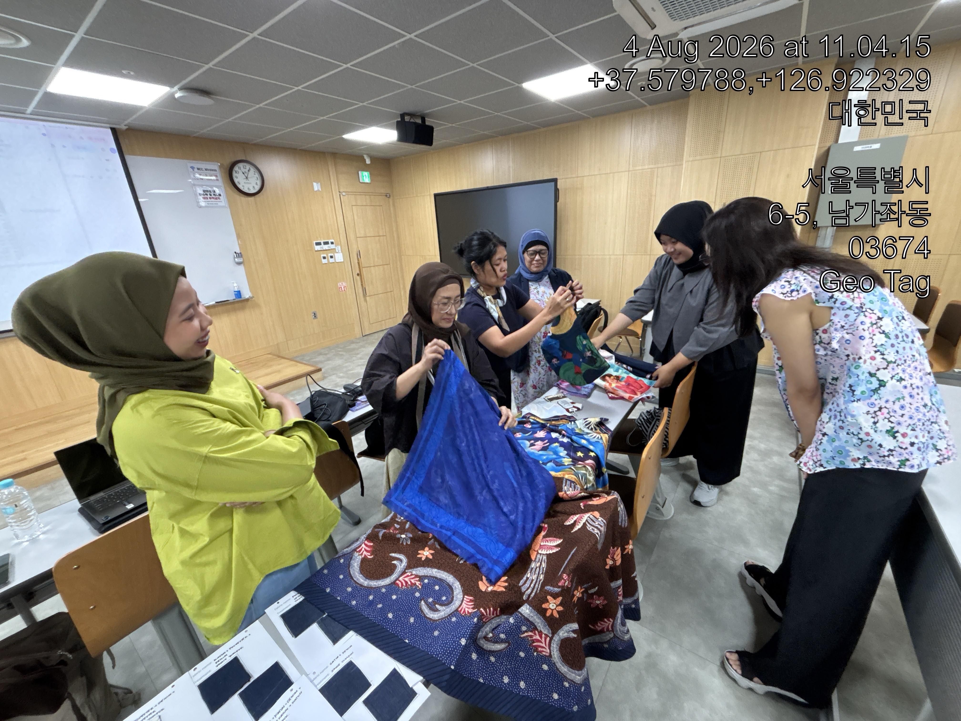 Prof. Park Ye-won from Yonsei University delivered a sharing session on sustainable fashion materials and AI-enhanced design with the ITS delegation at Myongji University, Seoul.