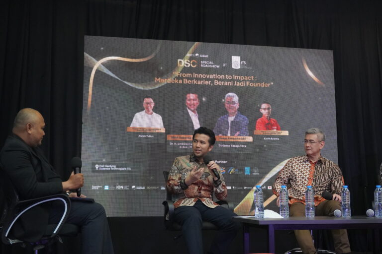 Wakil Gubernur Jawa Timur Emil Elestianto Dardak delivers his remarks during a panel discussion at the DSC Special Roadshow, emphasizing the importance of an entrepreneurship sandbox for young innovators.