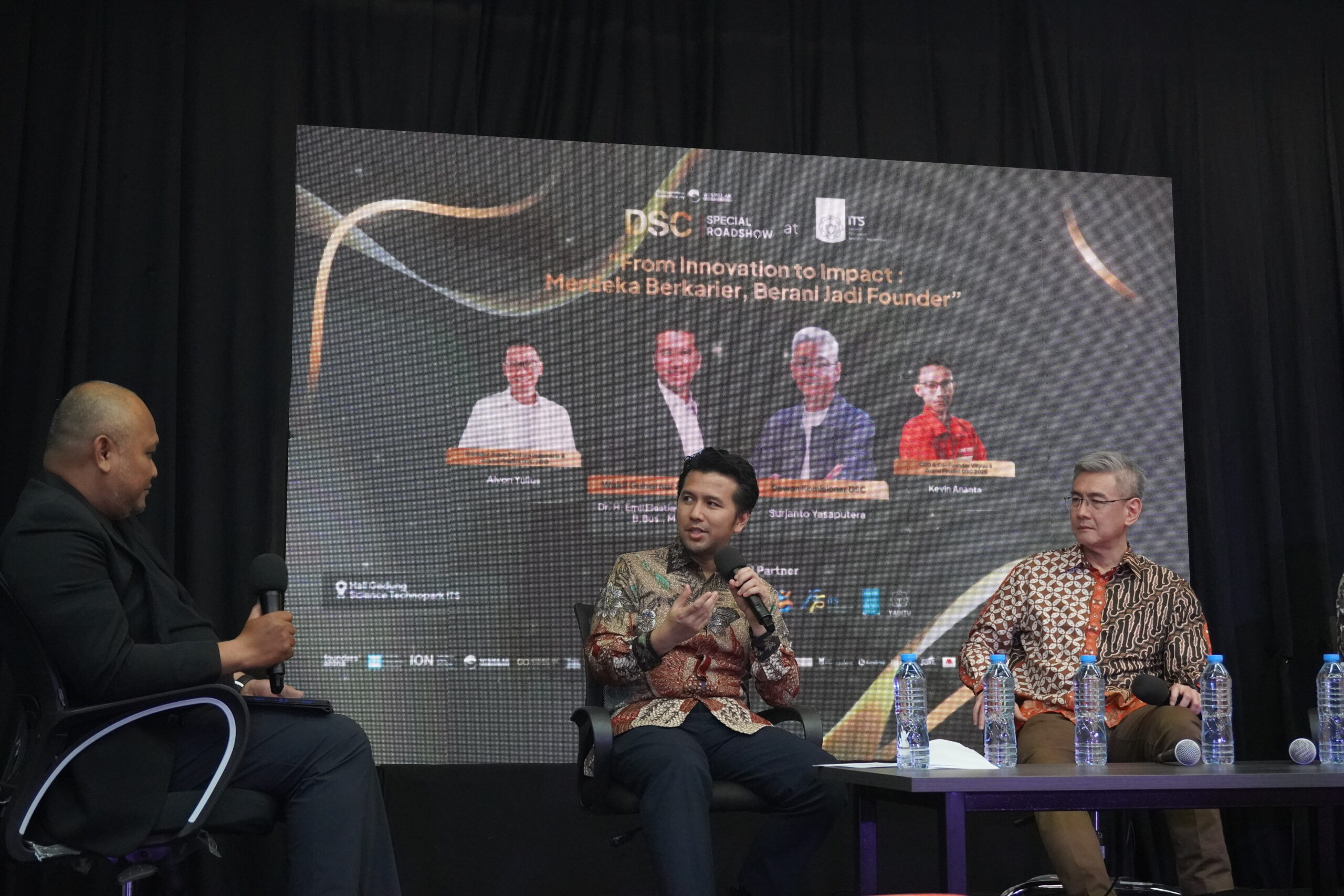 Wakil Gubernur Jawa Timur Emil Elestianto Dardak delivers his remarks during a panel discussion at the DSC Special Roadshow, emphasizing the importance of an entrepreneurship sandbox for young innovators.