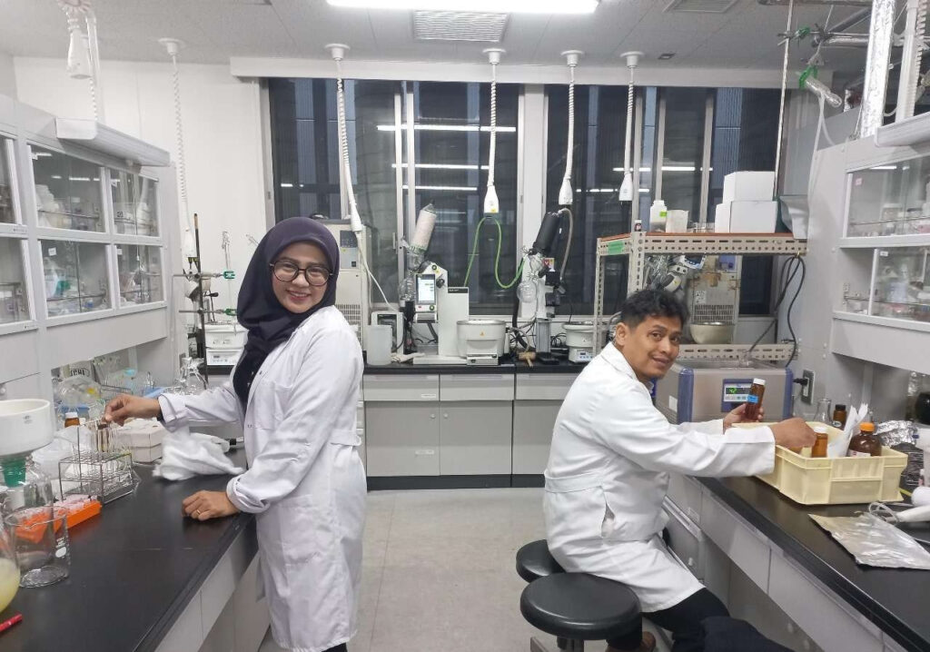 Sri Fatmawati SSi MSc PhD (left) with her husband Prof Adi Setyo Purnomo SSi MSc PhD while conducting research in one of the laboratories at Kyushu University, Japan.