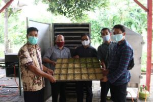 Dorong UMKM Desa, Abmas-KKN ITS Rakit Alat Pengering Mi Porang