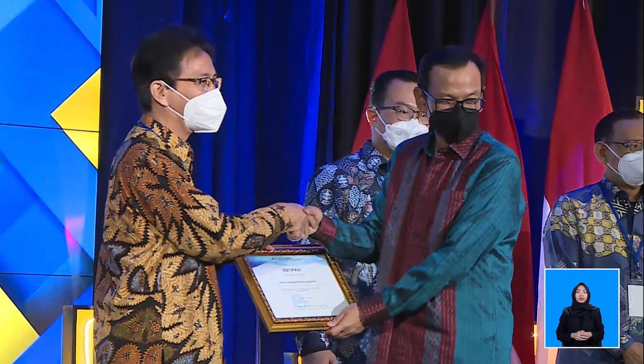 Rektor ITS Prof Dr Ir Mochamad Ashari MEng IPU AEng (kiri) saat menerima sertifikat penghargaan IKU oleh Plt Dirjen Diktiristek Prof Nizam