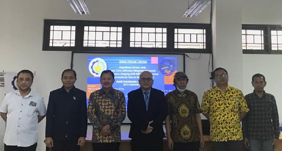 Dr Andi Kurniawan Nugroho ST MT (empat dari kiri) bersama pembimbing dan penguji disertasi usai sidang tertutup promosi doktor di Departemen Teknik Elektro ITS