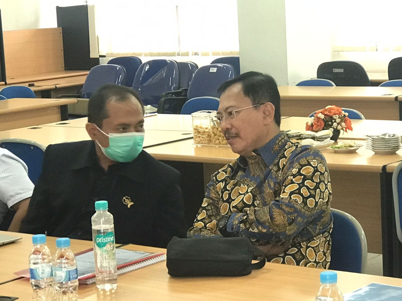 Mantan Menteri Kesehatan RI Letjen TNI (Purn) Prof Dr dr Terawan Agus Putranto Sp Rad(K)I (kanan) sebagai salah satu pembimbing disertasi yang turut hadir