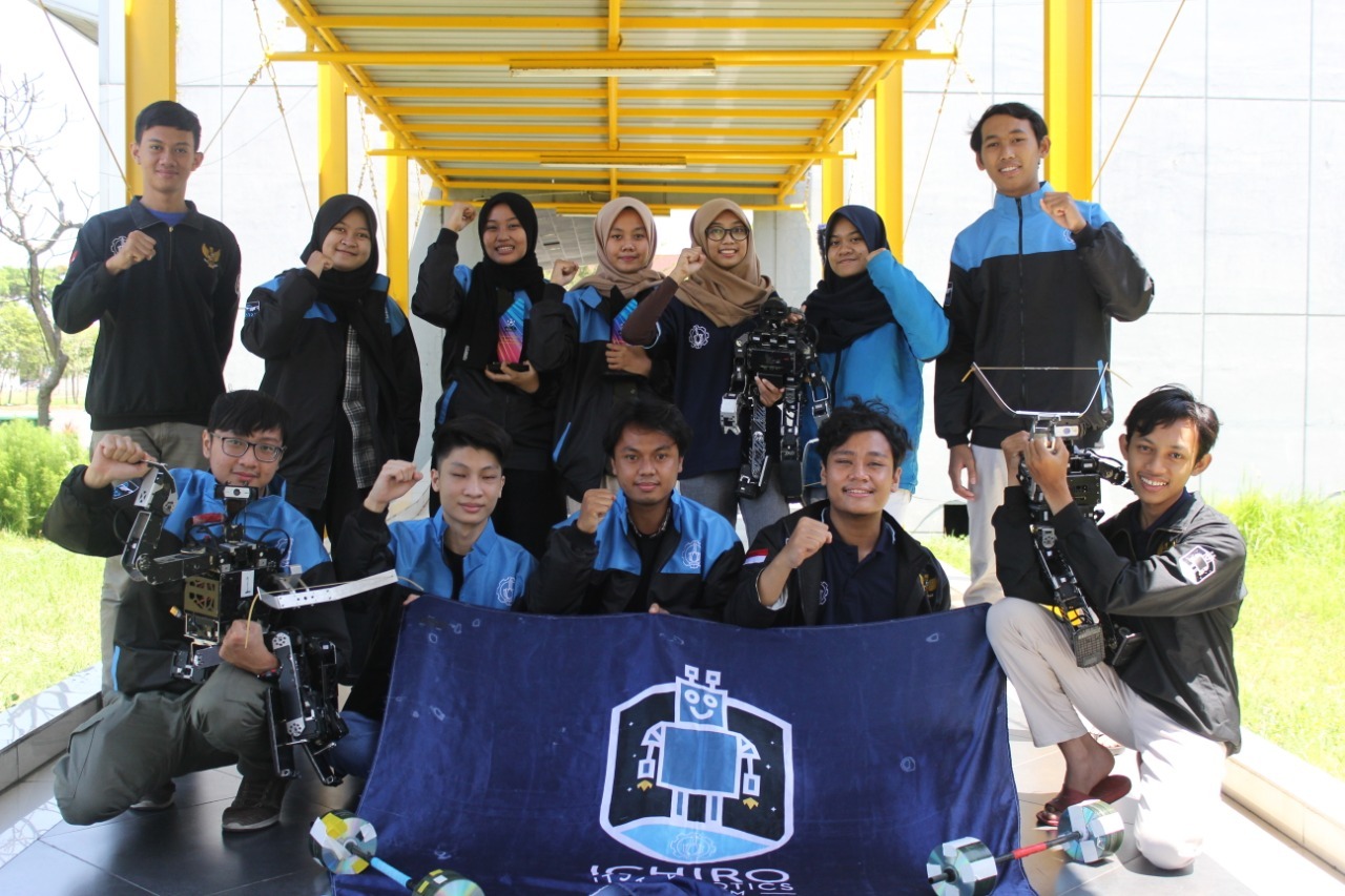 Tim Ichiro ITS yang berhasil raih 13 penghargaan di ajang FIRA Humanoid Robot Cup (Hurocup) 2022 yang digelar daring