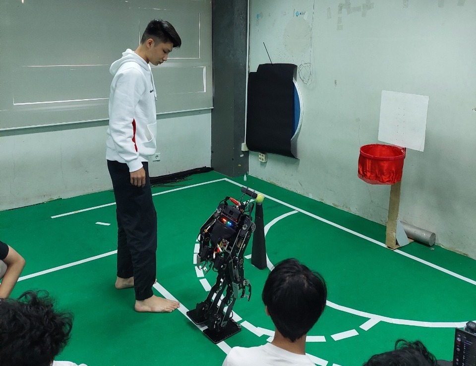 Robot Tim Ichiro ITS saat berlaga di FIRA Humanoid Robot Cup (HuroCup) 2022 kategori Basketball