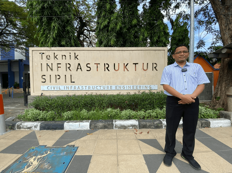 Bapak Mohamad Khoiri, ST., MT., Ph.D. selaku kepala departemen Teknik Infrastruktur Sipil