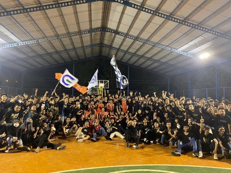 Supporters and the Vocational Faculty Men's Basketball Team that will compete in the Final against FDKBD