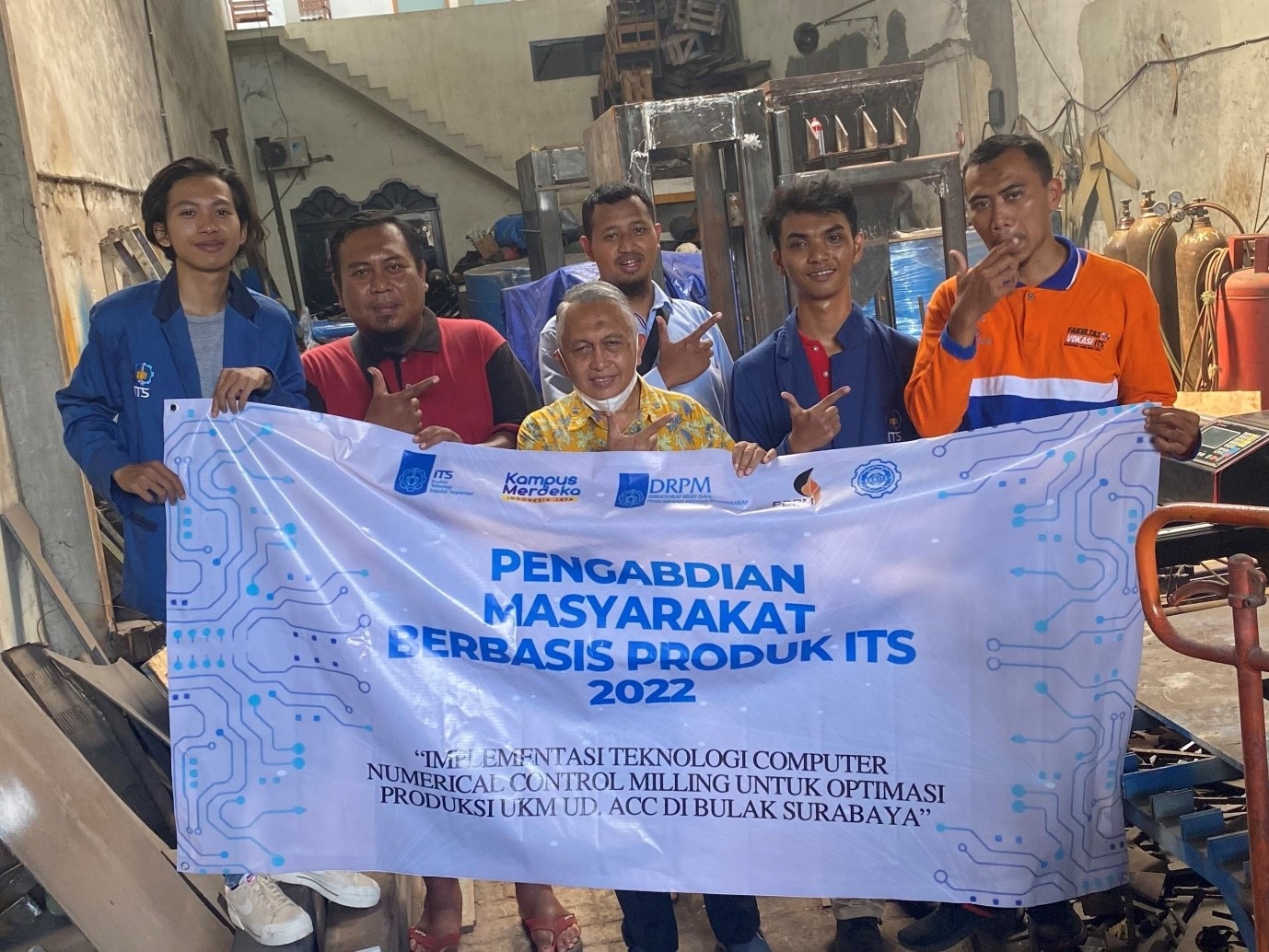 Tim Abmas ITS bersama pekerja Usaha Dagang (UD) ACC yang berlokasi di Kecamatan Bulak, Surabaya