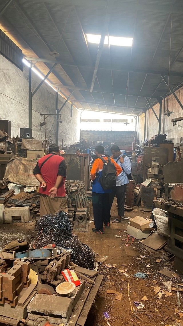 Tim Abmas DTMI FV ITS menjelaskan perbaikan produk-produk yang dihasilkan