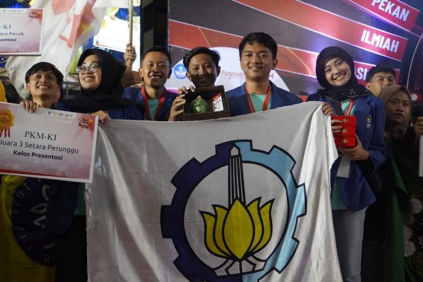 The PKM-KI (Innovative Work) Team of the Instrumentation Engineering Department FV ITS who won the bronze medal in the presentation category at the 35th Pimnas