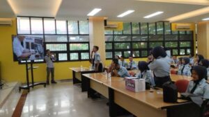 Students of SMKN 10 Malang during a Q&A session regarding college at the Vocational Faculty.