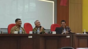 Pemaparan materi oleh bapak Wakil Dekan Fakultas Vokasi ITS, Dr. Ir. Bambang Sampurno, M.T.