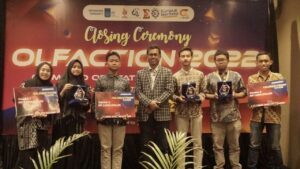 Portrait of the Winners of the Olfaction 2022 competition with the Head of the Business Statistics Department, Dr. Wahyu Wibowo SSi Msi (center), at the peak of the Olfaction event