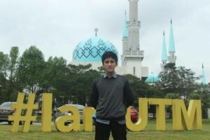 A portrait of Irvan Trisapta Permana, a student of the Department of Industrial Mechanical Engineering (DTMI) at ITS, in front of the UTM mosque
