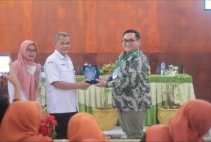 The presentation of the most favorite video plaque by the Chairman of Industrial Chemistry Application Training 2022 by Daril Ridho ZuchrillahnST.MT (right) to the representative of SMKN 1 Lumajang.