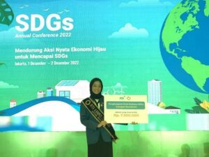 Azeva Haqqi after receiving the award as the SDGs Campus Ambassador in the Socialization category representing ITS in Jakarta.