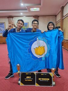 From right to left, Arika Nur Indrayani, Yoga Bekti Susanto, and Andi Setyo Bekti, students from the Industrial Chemical Engineering Department of 2020, successfully won second place in LKTI and Best Presentation at Mataram University.
