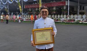 ITS Information Systems lecturer won an award for his contribution to breaking the Surabaya City Government’s MURI record