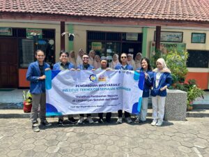 KKN ABMAS ITS 2024: FT-EIC ITS Sosialisasi Website di Lingkungan Sekolah dan UMKM
