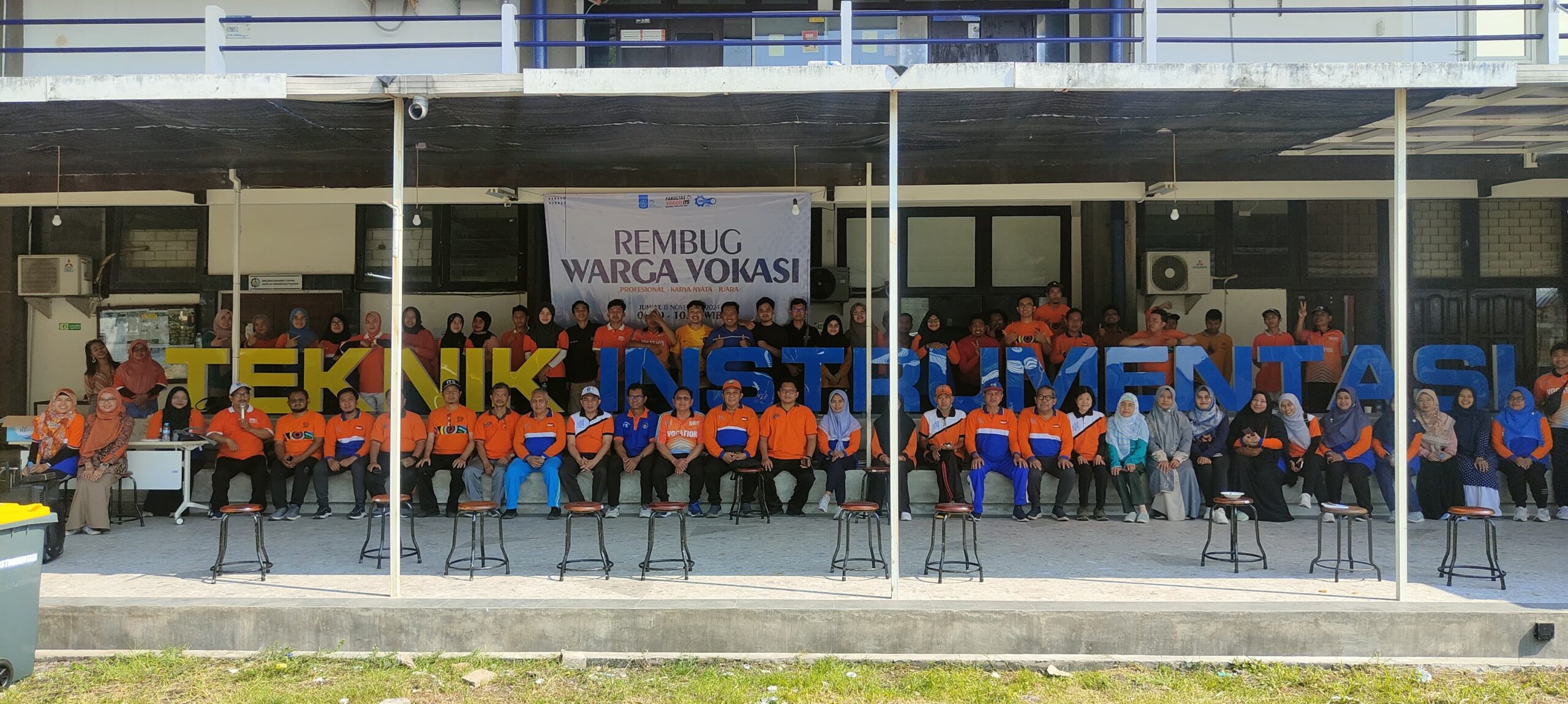 Rembug Vokasi begraund