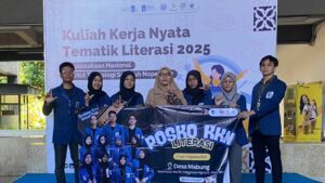Dosen Informatika FT-EIC ITS Dampingi Mahasiswa dalam KKN Tematik Literasi di Desa Mabung