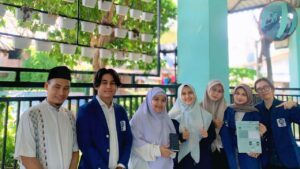 KKN ABMAS Inovasi Digital ITS Hadirkan Smart Vertical Garden untuk Eco-School