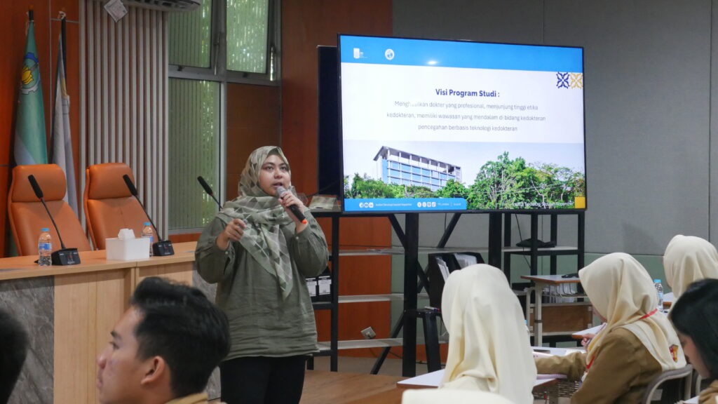 Pemaparan dari dosen kedokteran ITS dr Fira Soraya SpPA mengenai Program Studi Kedokteran dan Profesi Dokter 