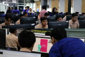 Belajar Logika Pemrograman Lewat Aksi Peduli Lingkungan, HIMA TC dan Lab GIGA Latih 54 Siswa SMA Luqman Al Hakim Surabaya Membuat Game Edukasi